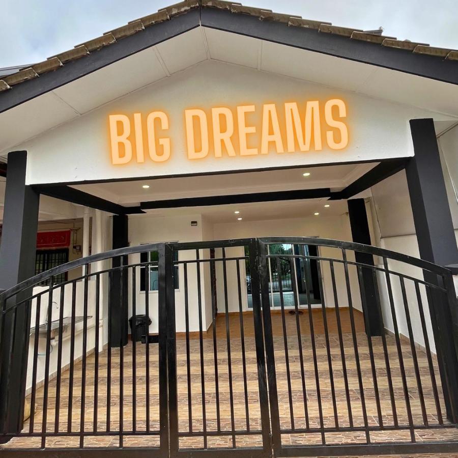 Big Dreams Double Story House Holiday home *